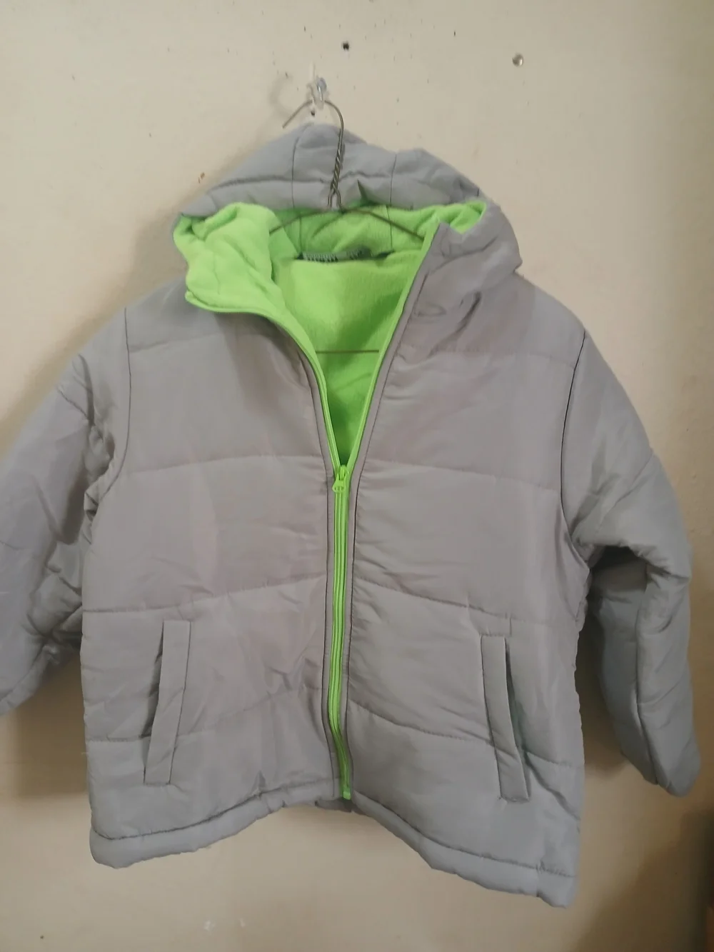 Brand New Size 7/8Kids Hooded Puffer Jacket in Light Gray with Lime Green Lining